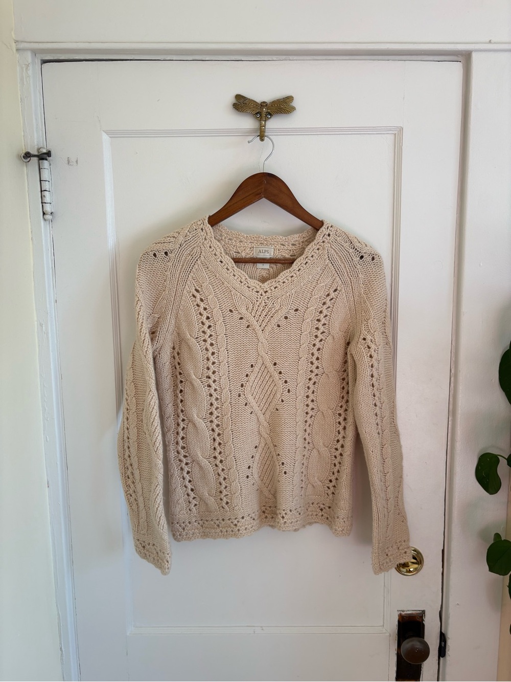 ALPS Wool Blend Cable Knit V-Neck‎ Scalloped Sweater in Cream Small